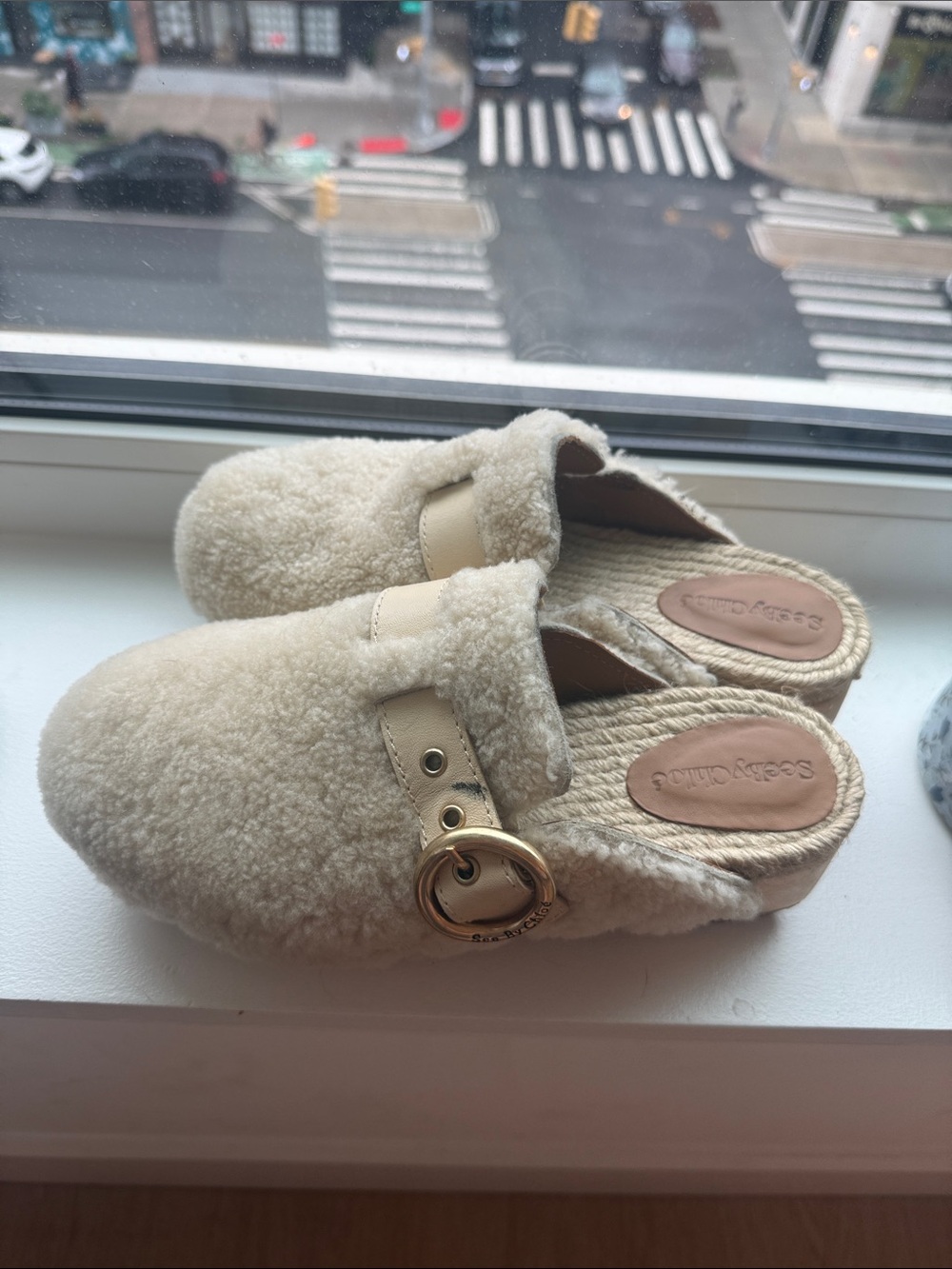 See By Chloe Kids Cream Faux-Shearling Slip-On Clogs with Gold Ring - Picture 3 of 9